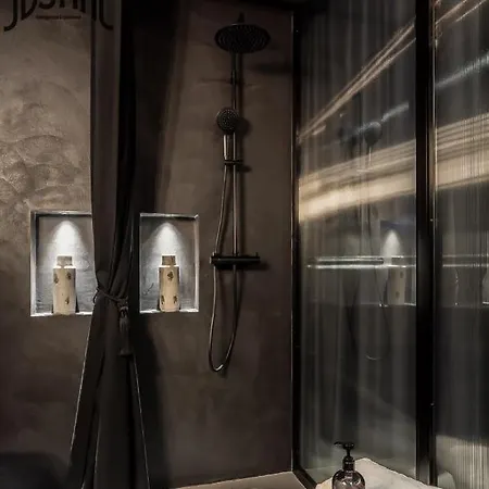 Suite Shibari by Justine Apartments Sobria Elegante y Pecaminosa Apartamento turístico en Madrid Río Apartamento Madri
