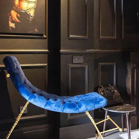 Suite Shibari by Justine Apartments Sobria Elegante y Pecaminosa Apartamento turístico en Madrid Río Apartamento