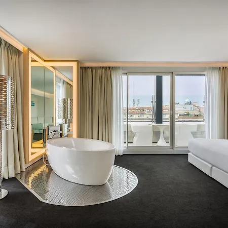 Mate Oscar, Hotel