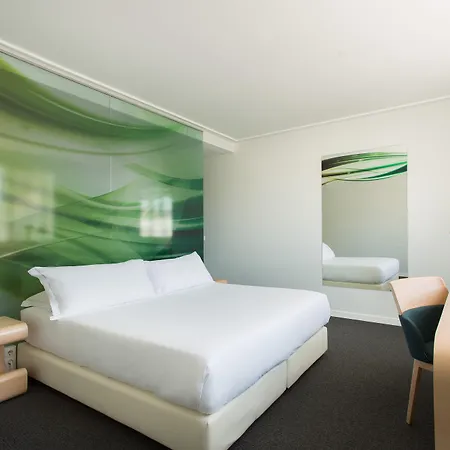 Mate Oscar, Hotel