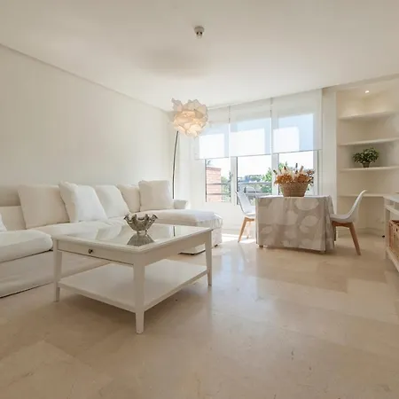 Apartment Luminoso Y Elegante En Urbanizacion De Lujo En Aravaca - / Con Piscina, Gimnasio Y Parking Privado Con Portero Y Vigilancia