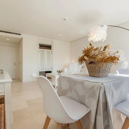 Luminoso Y Elegante En Urbanizacion De Lujo En Aravaca - / Con Piscina, Gimnasio Y Parking Privado Con Portero Y Vigilancia Apartment