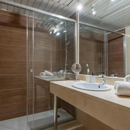 Apartment Luminoso Y Elegante En Urbanizacion De Lujo En Aravaca - / Con Piscina, Gimnasio Y Parking Privado Con Portero Y Vigilancia