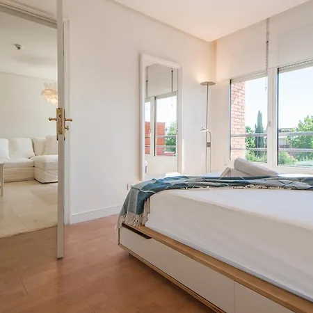 Apartment Luminoso Y Elegante En Urbanizacion De Lujo En Aravaca - / Con Piscina, Gimnasio Y Parking Privado Con Portero Y Vigilancia