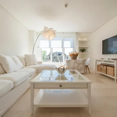 Luminoso Y Elegante En Urbanizacion De Lujo En Aravaca - / Con Piscina, Gimnasio Y Parking Privado Con Portero Y Vigilancia