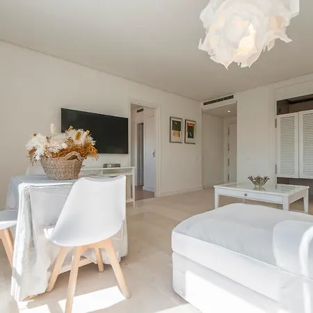 Luminoso Y Elegante En Urbanizacion De Lujo En Aravaca - / Con Piscina, Gimnasio Y Parking Privado Con Portero Y Vigilancia Apartment