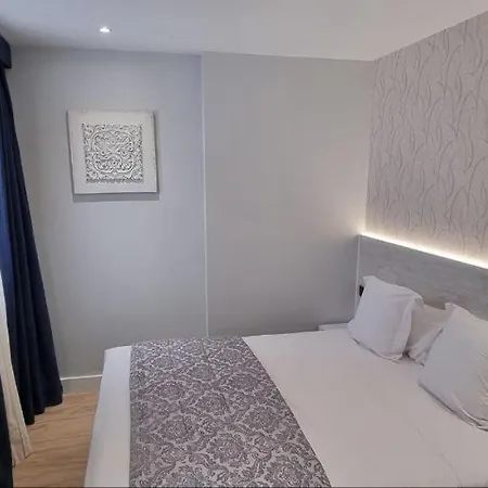 Ch La Petite Maison - Boutique - Pensión Madrid