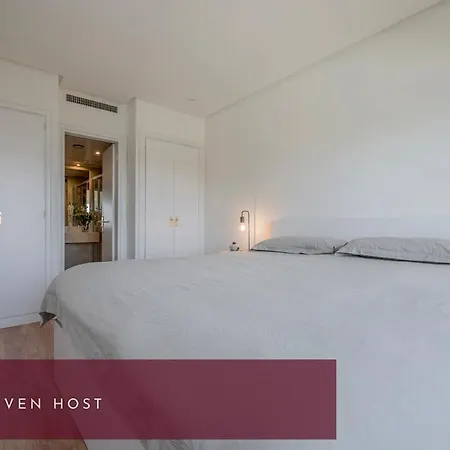 Apartment Luminoso Y Elegante En Urbanizacion De Lujo En Aravaca - / Con Piscina, Gimnasio Y Parking Privado Con Portero Y Vigilancia