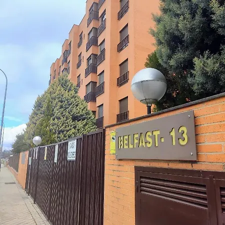 Con Aire Acondicionado Y Piscina En Mercedes, Cerca Del Plenilunio Y Del Aeropuerto Madri