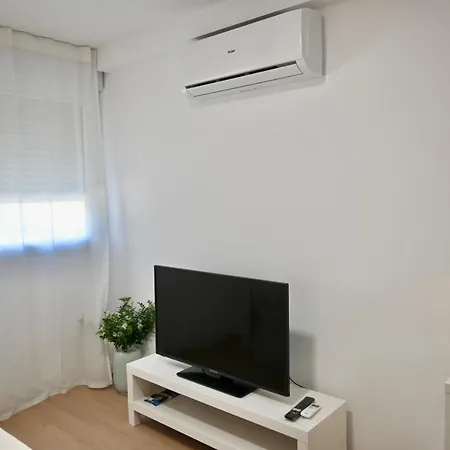 Apartment For Coqueto Y Amplio Temporal En El Barrio Quintana Ale141º Madrid