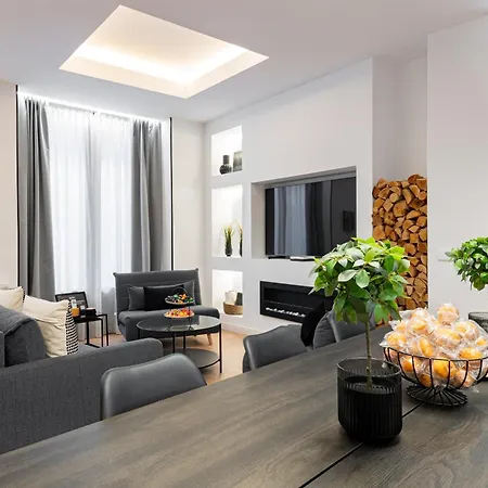 Honey In The Center Of Apartment