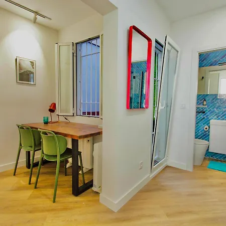 Rentadore Lavapies Studio Apartment