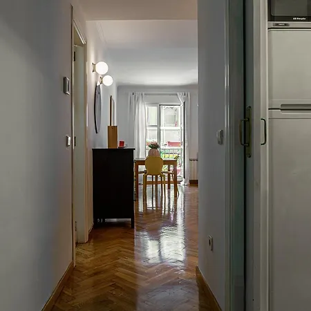 Cute 1 Bedroom With A Balcony *