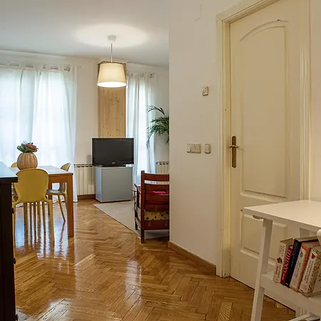 Cute 1 Bedroom With A Balcony Apartment *
