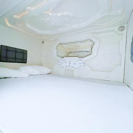بيت شباب Space Capsule مدريد