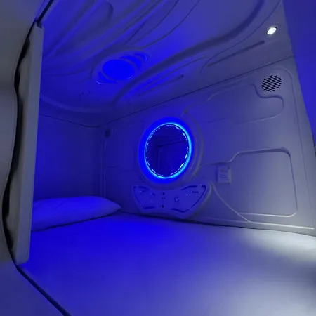 Space Capsule * مدريد