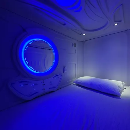 Space Capsule بيت شباب *