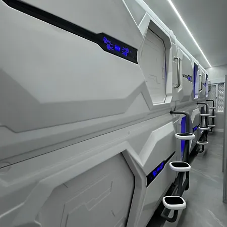 Space Capsule بيت شباب