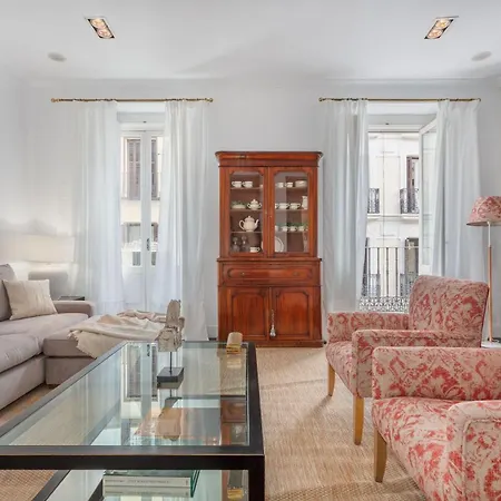 Charming And Spacious Steps From Gran Via *