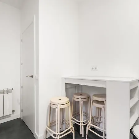4 Bedrooms 2 Bathrooms Furnished - Salamanca - Largue - Mintystay * Madrid