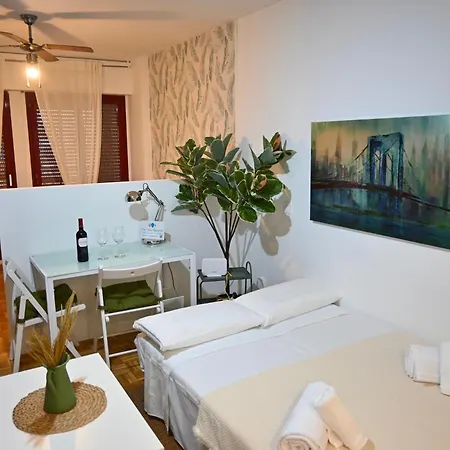 Apartment For Luminoso Y Practico Temporal En El Barrio Del Pilar Hrl5 Madrid