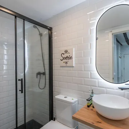 2 Bedrooms 1 Bathroom Furnished - Malasana - Modern In Downtown Area - Mintystay *