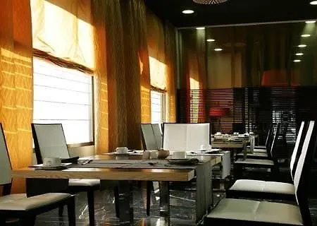 High Tech Nueva Castellana 3*