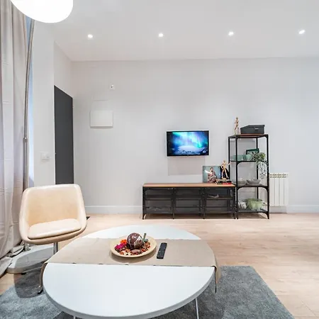 Edsam Black Apartment *