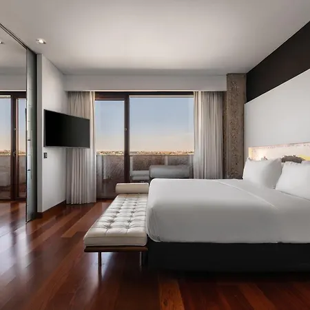Hilton Airport Hotel 4*