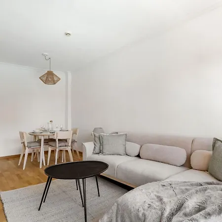 Charming Airport Iv Apartment *