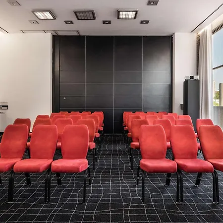 Hotel Hilton Airport 4*