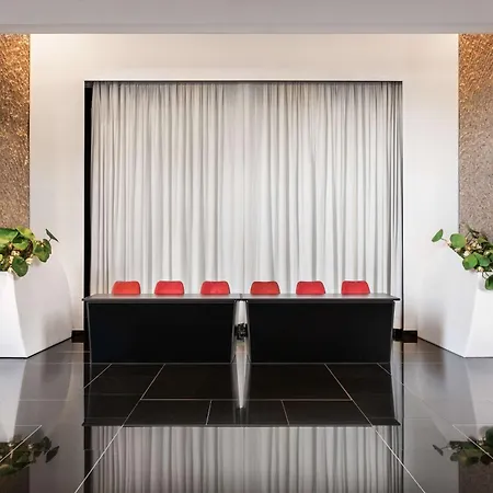 Hilton Airport Hotel 4*