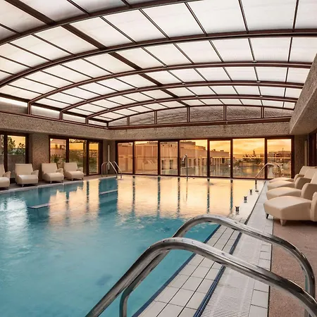 Hotel Hilton Airport 4*
