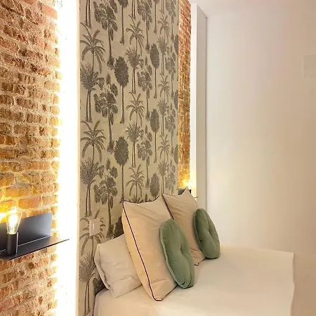 Con Encanto En La Latina
