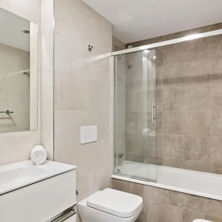 Stunning 2 Bedroom Near Adelfas Apartment