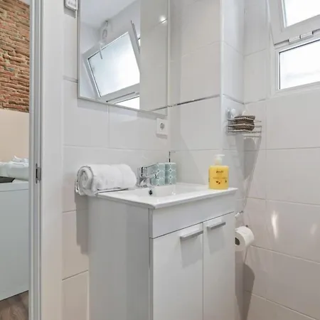 Contemporary Flat With 1-bedroom In