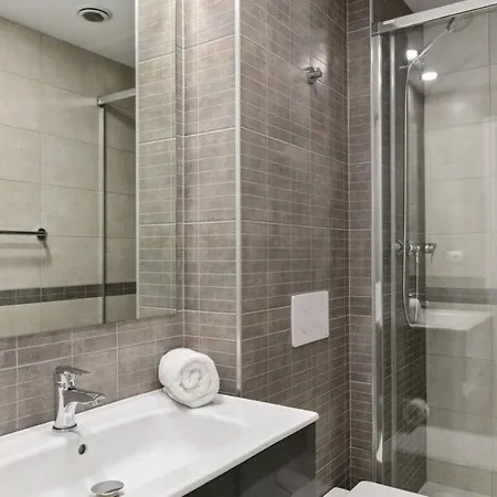 Stunning 2 Bedroom Near Adelfas Apartment