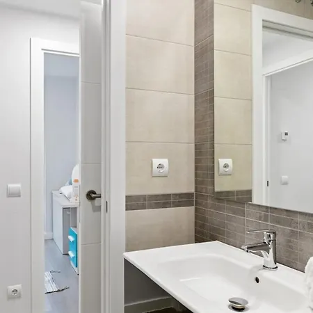 Apartment Stunning 2 Bedroom Near Adelfas Madrid