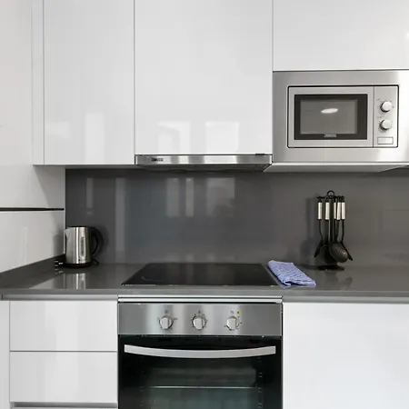 Apartment Stunning 2 Bedroom Near Adelfas Madrid
