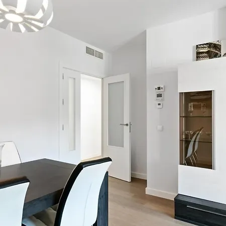 Stunning 2 Bedroom Near Adelfas Apartment *