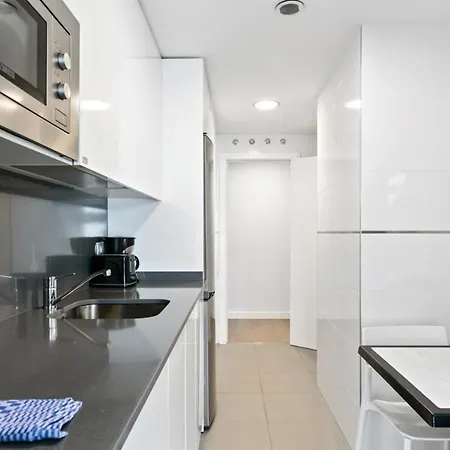 Apartment Stunning 2 Bedroom Near Adelfas *