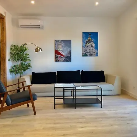 Cozy & Stylish Apartment In The Center