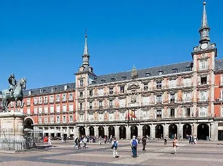 Plaza Mayor Family