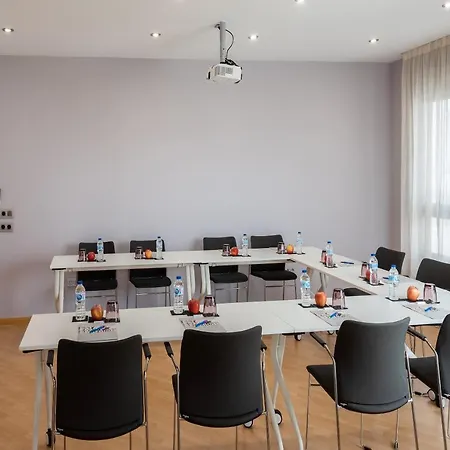 Aparthotel Airport Suites, Affiliated By Melia 2*
