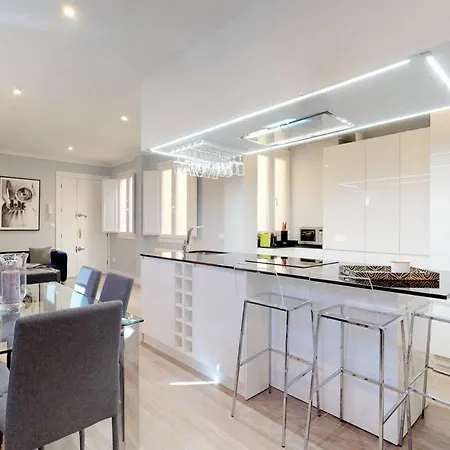 Santa Engracia Apartment