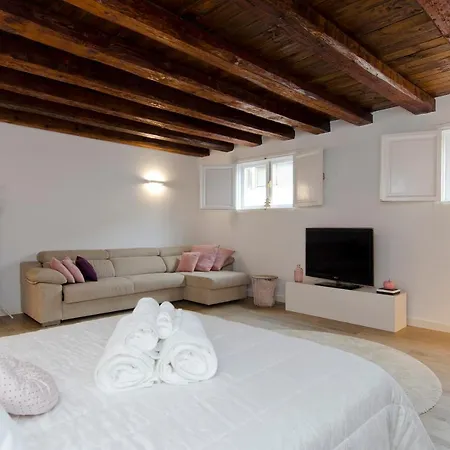 Hellenhost - Gran Via Apartment Madrid