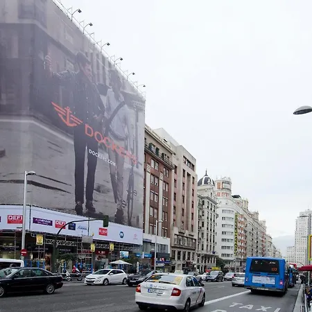 Hellenhost - Gran Via Apartment