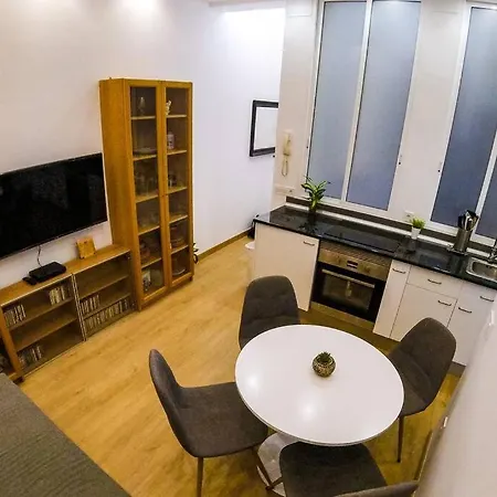 Piso Vip Anton Martin. Centro. Apartment