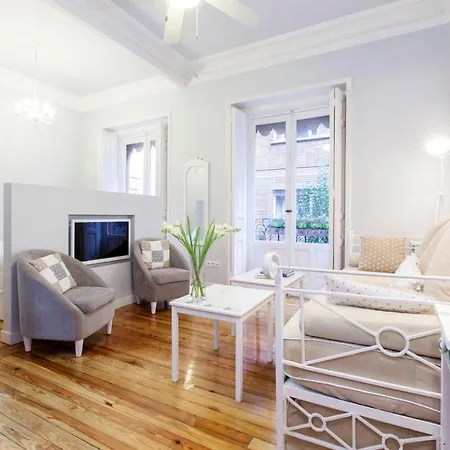 Charming Gran Via Luna Apartment *