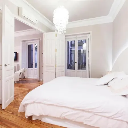 Charming Gran Via Luna Apartment